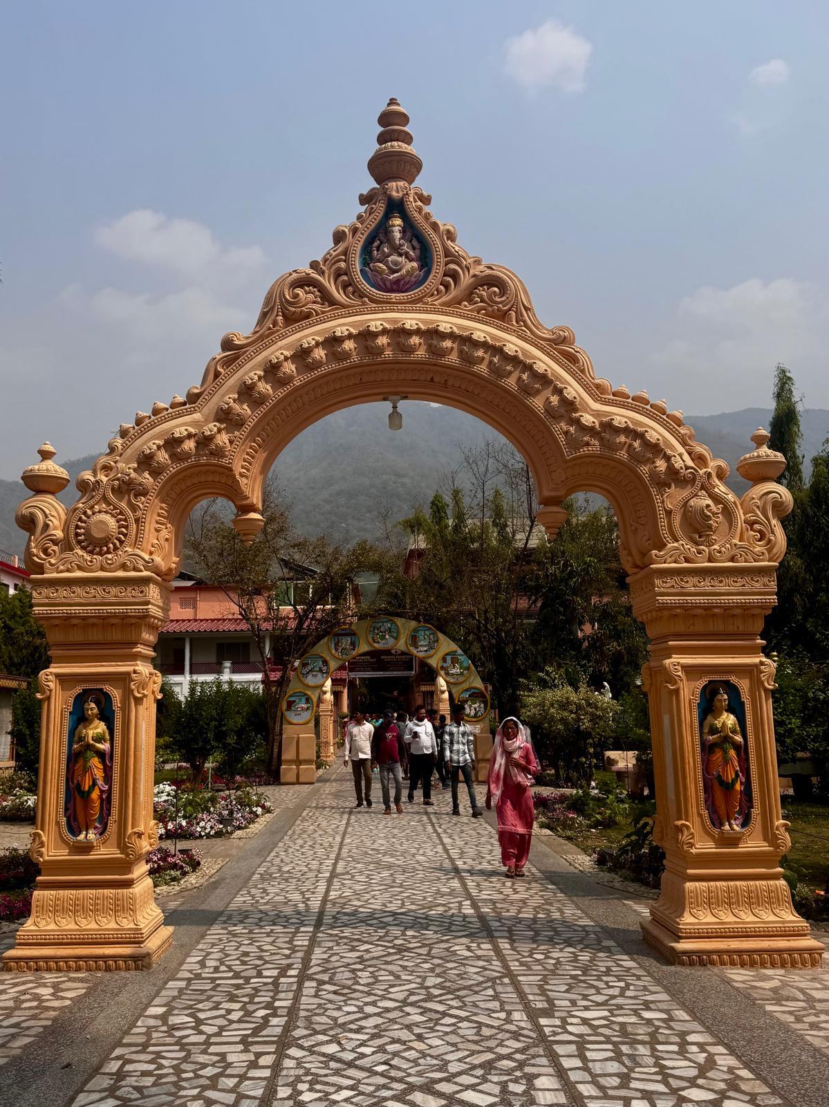 Arche sculptée avec Ganesh au bout d'une allée pavée, en Inde